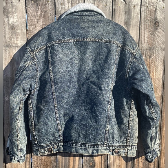 Levi’s Men’s Acid Wash Denim Trucker Jacket.
Sherpa lined.
Size L
Vintage - Picture 5 of 7